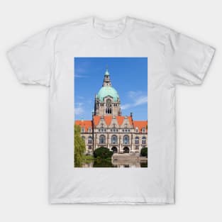 New Town Hall in Maschpark am Maschteich, Hanover, Lower Saxony, Germany T-Shirt